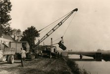847899 Afbeelding van de reconstructiewerkzaamheden aan de Hoofdweg door Groot-Mijdrecht.